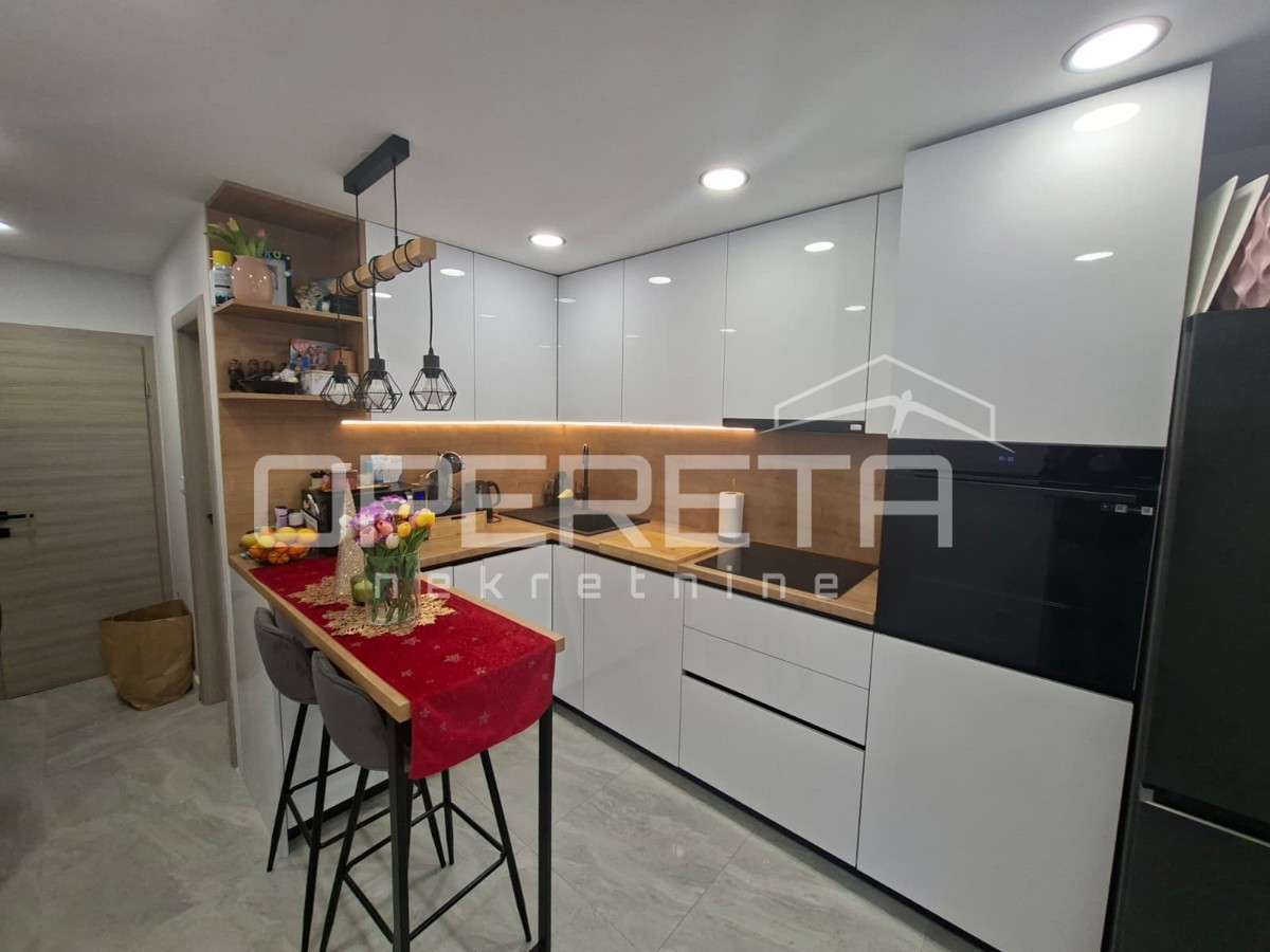 Lussuoso appartamento in centro città, 2 camere da letto, balcone.