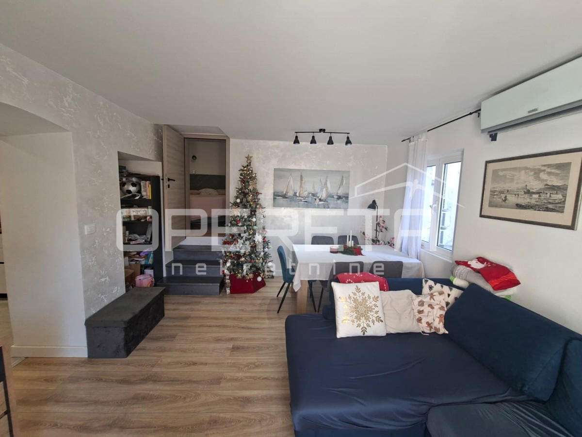 Lussuoso appartamento in centro città, 2 camere da letto, balcone.