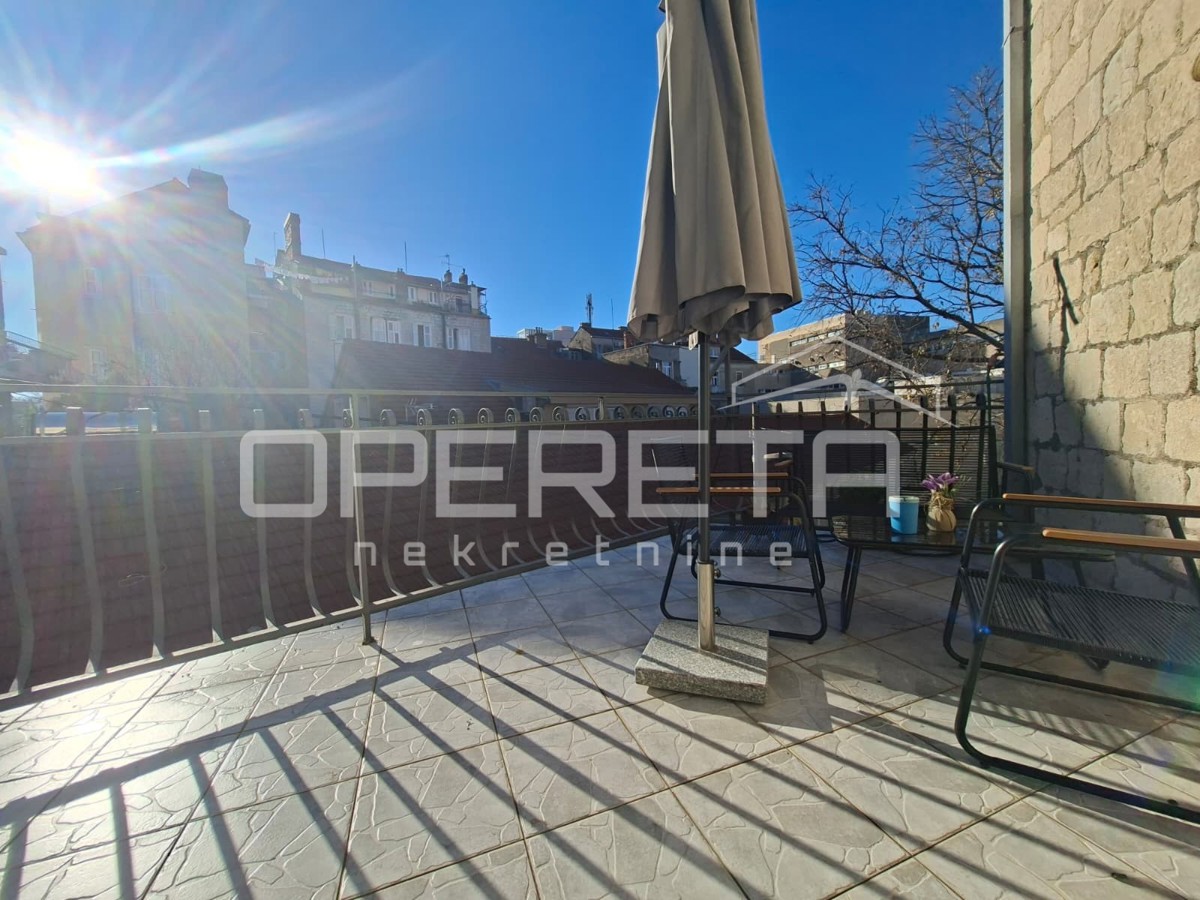 Lussuoso appartamento in centro città, 2 camere da letto, balcone.