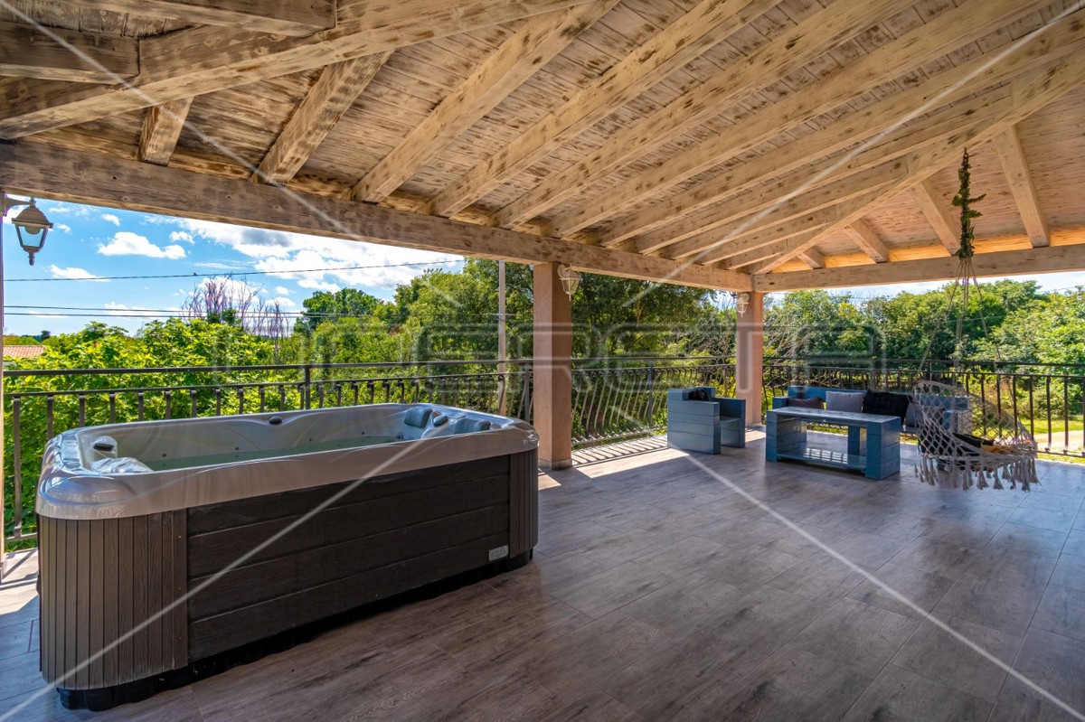 Istria, Barban, casa con piscina e sei camere da letto, 2 km dal mare,