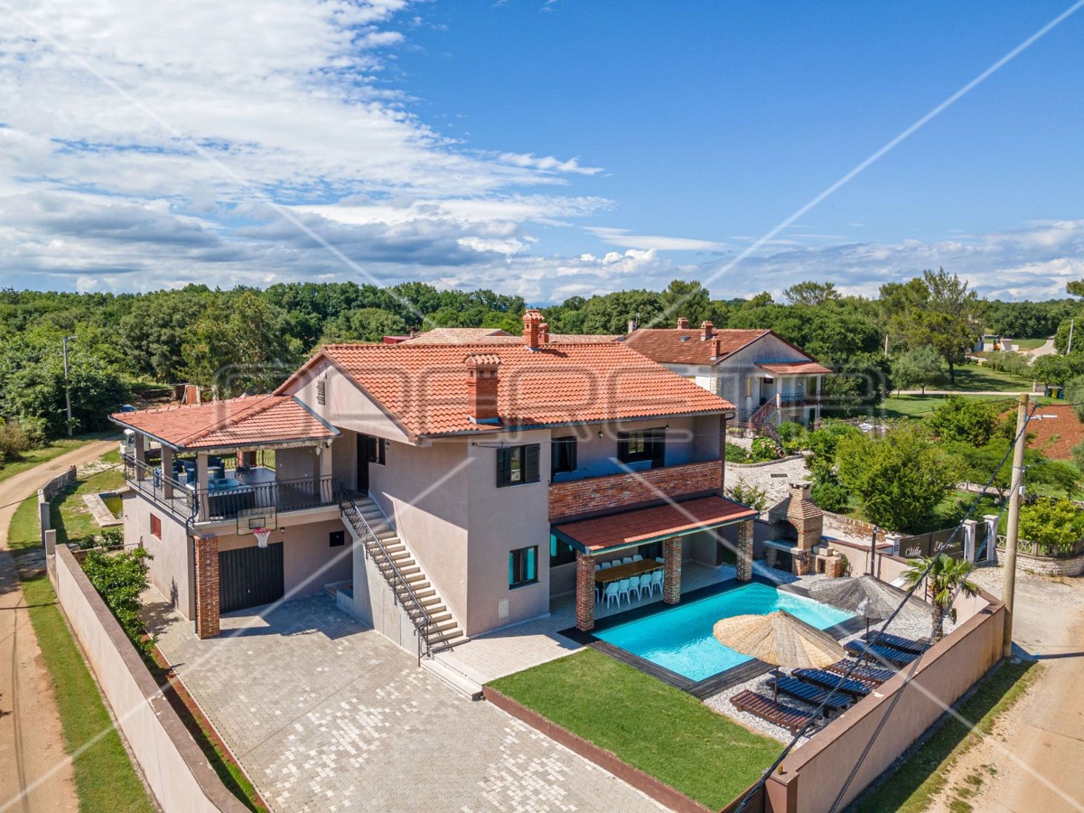 Istria, Barban, casa con piscina e sei camere da letto, 2 km dal mare,