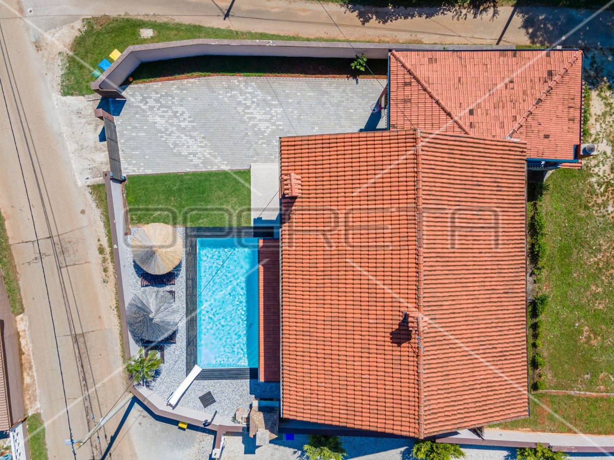 Istria, Barban, casa con piscina e sei camere da letto, 2 km dal mare,