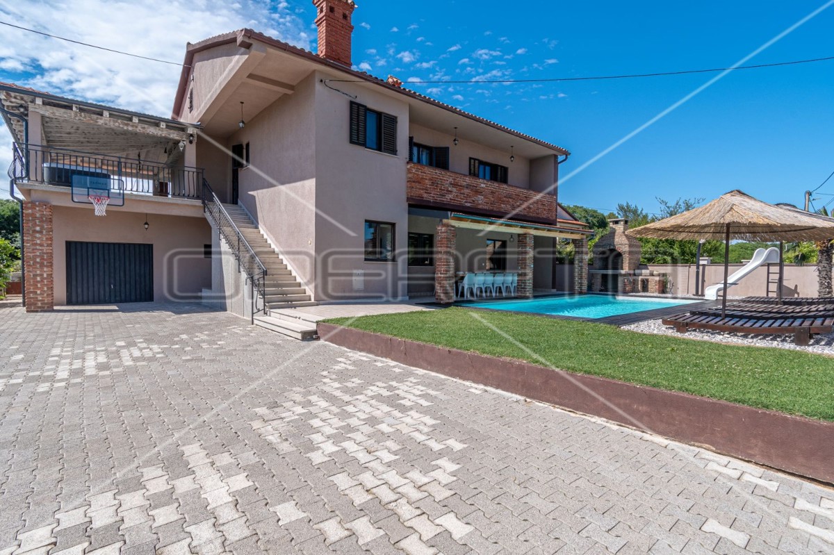 Istria, Barban, casa con piscina e sei camere da letto, 2 km dal mare,