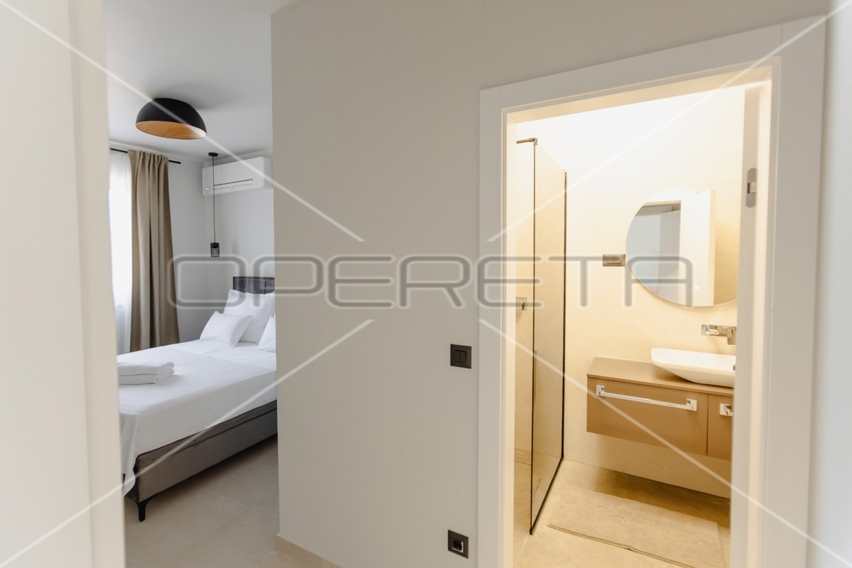 Moderna villa con piscina, 300 m dalla spiaggia, Mandre, Pag