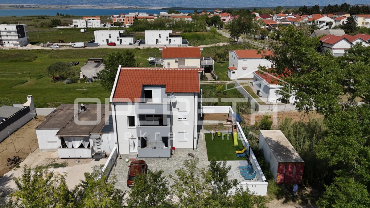 Sabunike - Casa con tre appartamenti arredati, 700m dal mare