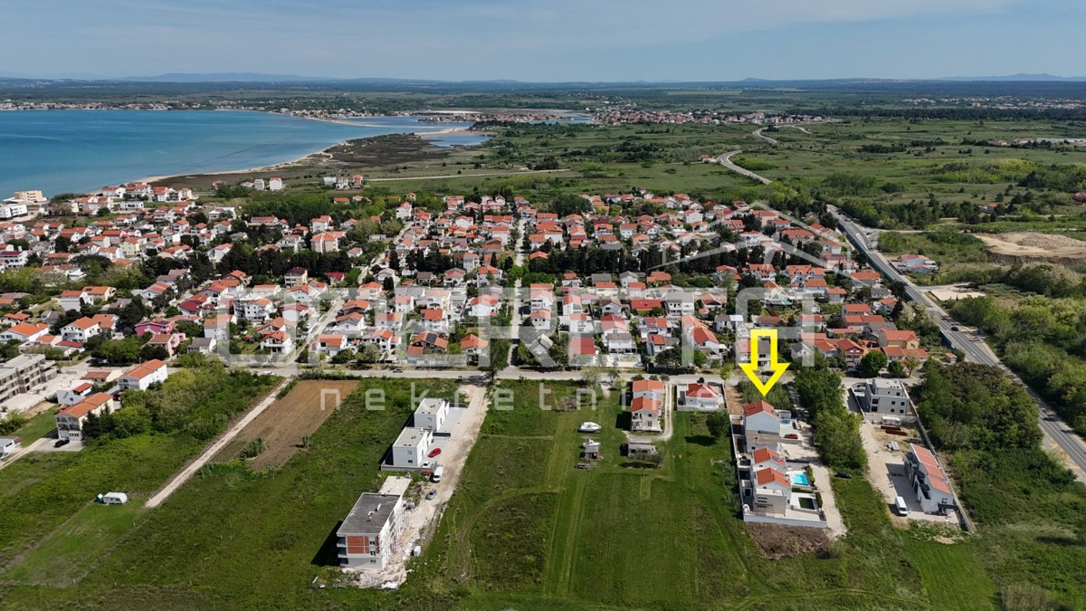 Sabunike - Casa con tre appartamenti arredati, 700m dal mare