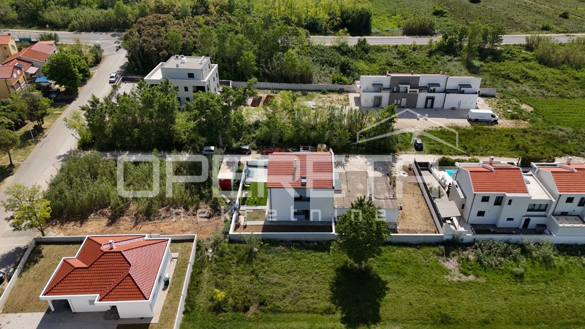 Sabunike - Casa con tre appartamenti arredati, 700m dal mare