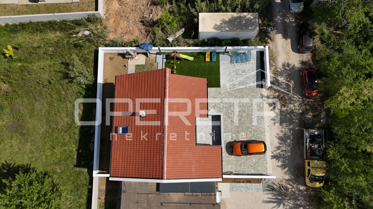 Sabunike - Casa con tre appartamenti arredati, 700m dal mare