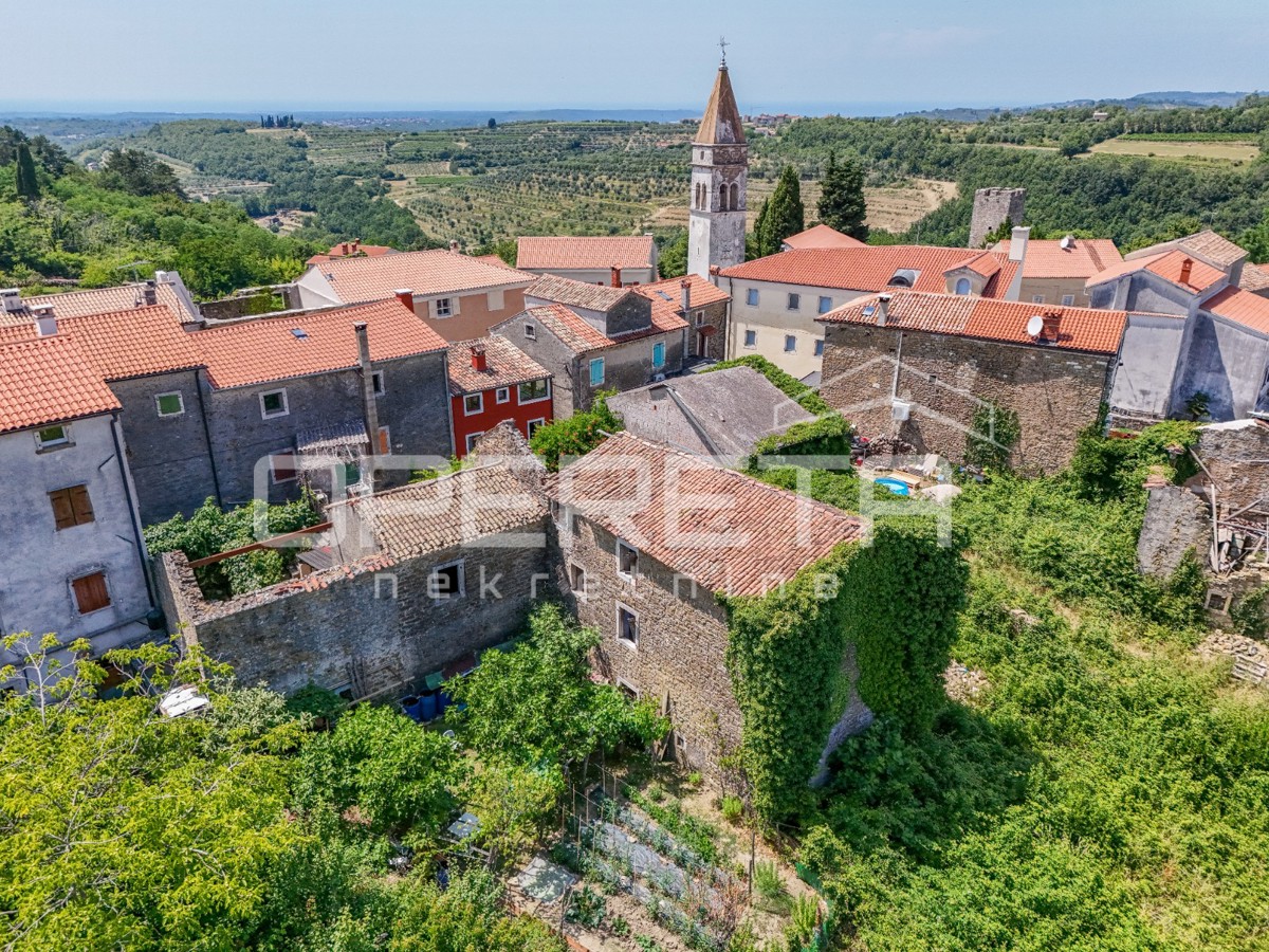 Istria, Momjan – Terreno con potenziale per due case con vista aperta