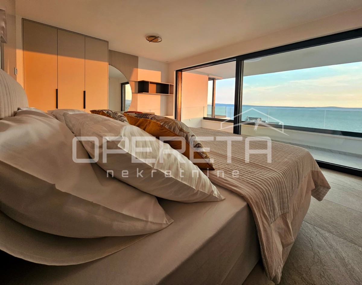 Podstrana, nei dintorni di Spalato, esclusiva villa privata 4BDR con vista mare di 180 gradi, piscina e servizi.