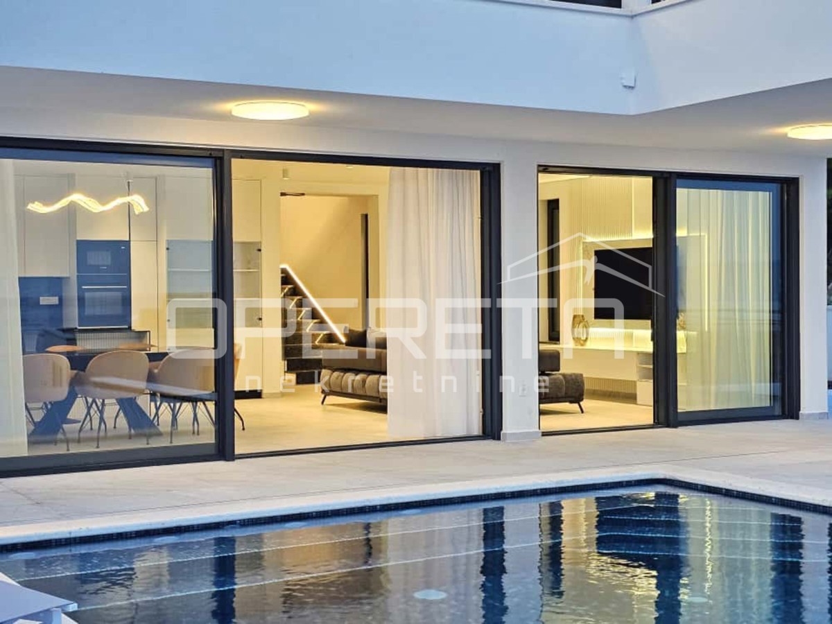 Podstrana, nei dintorni di Spalato, esclusiva villa privata 4BDR con vista mare di 180 gradi, piscina e servizi.