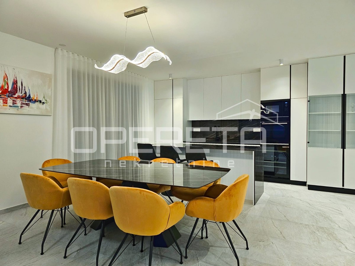 Podstrana, nei dintorni di Spalato, esclusiva villa privata 4BDR con vista mare di 180 gradi, piscina e servizi.