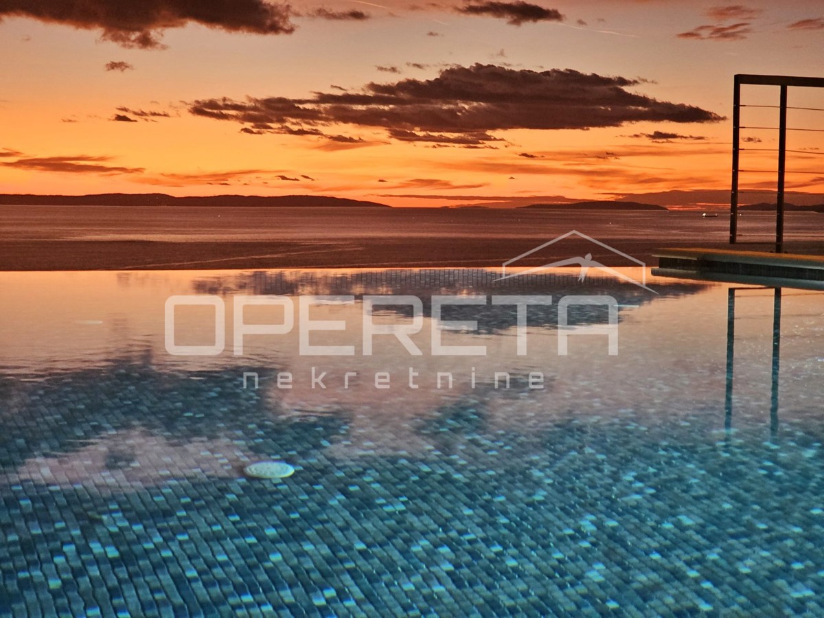 Podstrana, nei dintorni di Spalato, esclusiva villa privata 4BDR con vista mare di 180 gradi, piscina e servizi.