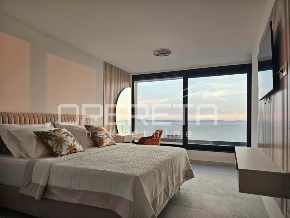 Podstrana, nei dintorni di Spalato, esclusiva villa privata 4BDR con vista mare di 180 gradi, piscina e servizi.