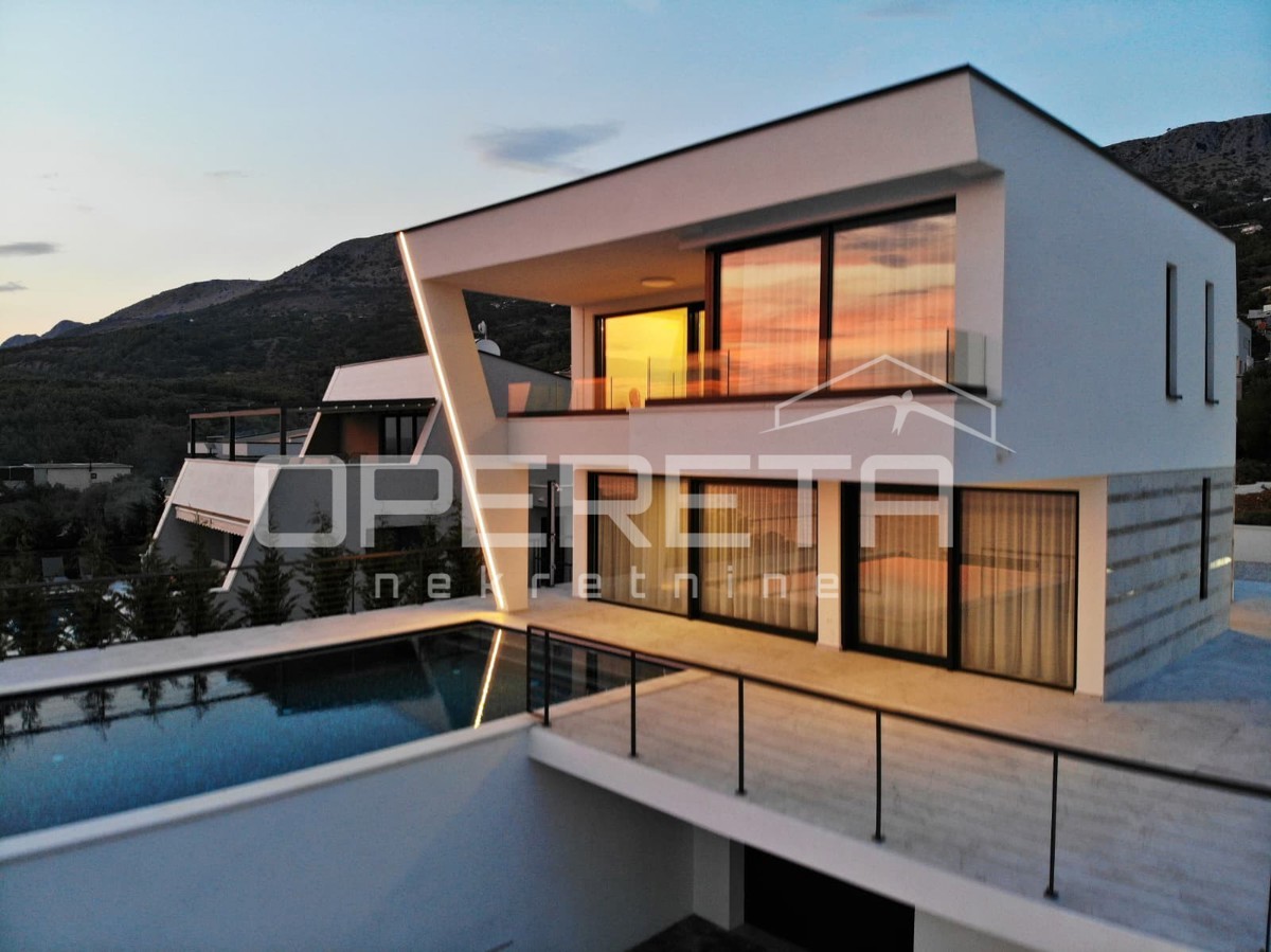 Podstrana, nei dintorni di Spalato, esclusiva villa privata 4BDR con vista mare di 180 gradi, piscina e servizi.
