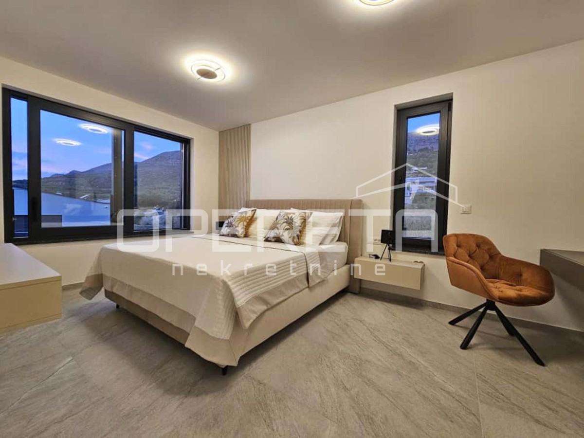 Podstrana, nei dintorni di Spalato, esclusiva villa privata 4BDR con vista mare di 180 gradi, piscina e servizi.
