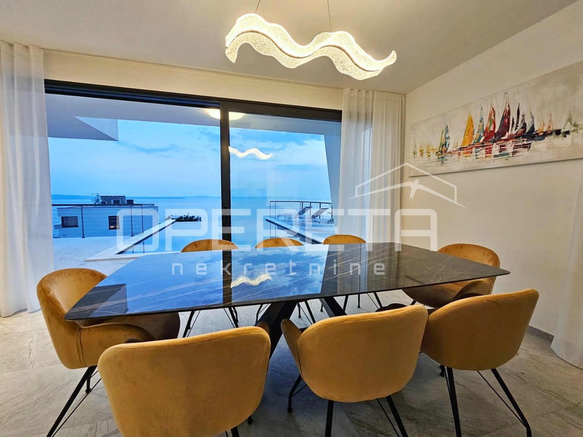 Podstrana, nei dintorni di Spalato, esclusiva villa privata 4BDR con vista mare di 180 gradi, piscina e servizi.