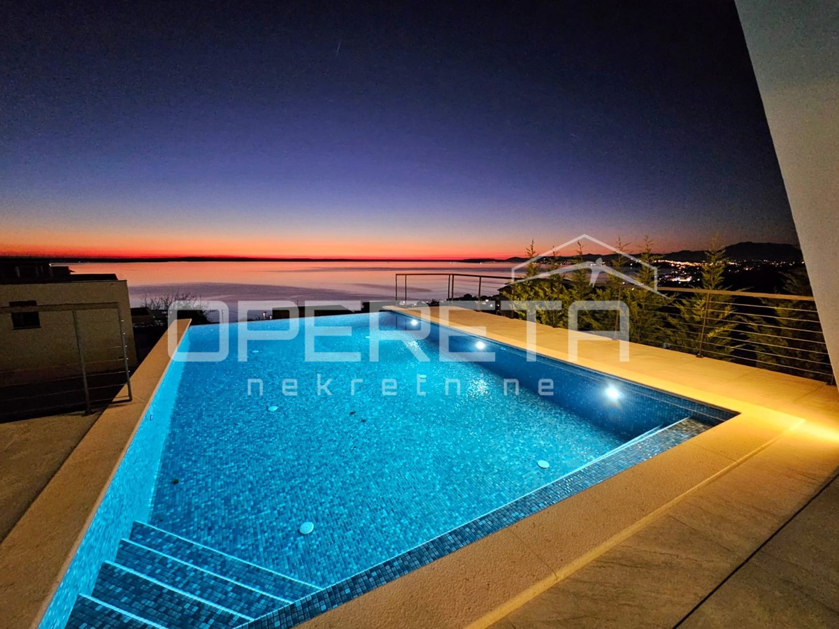 Podstrana, nei dintorni di Spalato, esclusiva villa privata 4BDR con vista mare di 180 gradi, piscina e servizi.