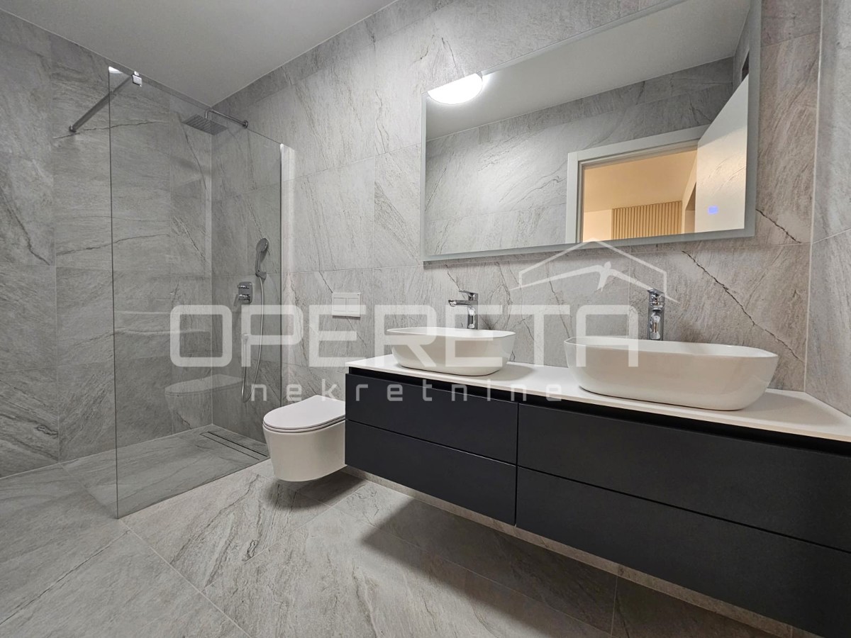 Podstrana, nei dintorni di Spalato, esclusiva villa privata 4BDR con vista mare di 180 gradi, piscina e servizi.