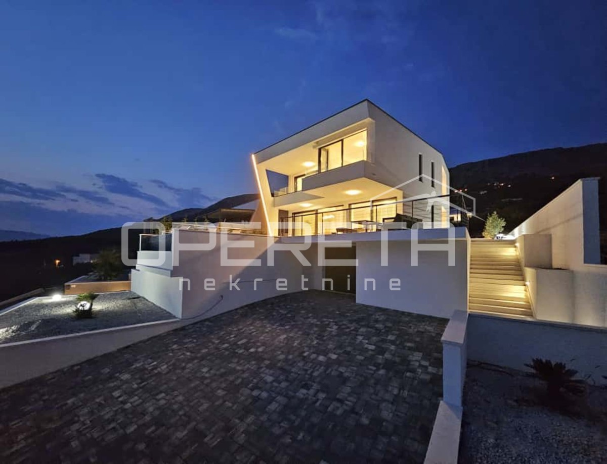 Podstrana, nei dintorni di Spalato, esclusiva villa privata 4BDR con vista mare di 180 gradi, piscina e servizi.