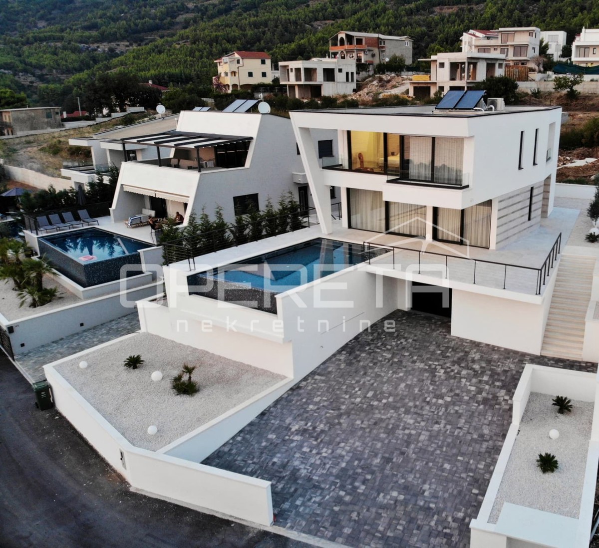 Podstrana, nei dintorni di Spalato, esclusiva villa privata 4BDR con vista mare di 180 gradi, piscina e servizi.