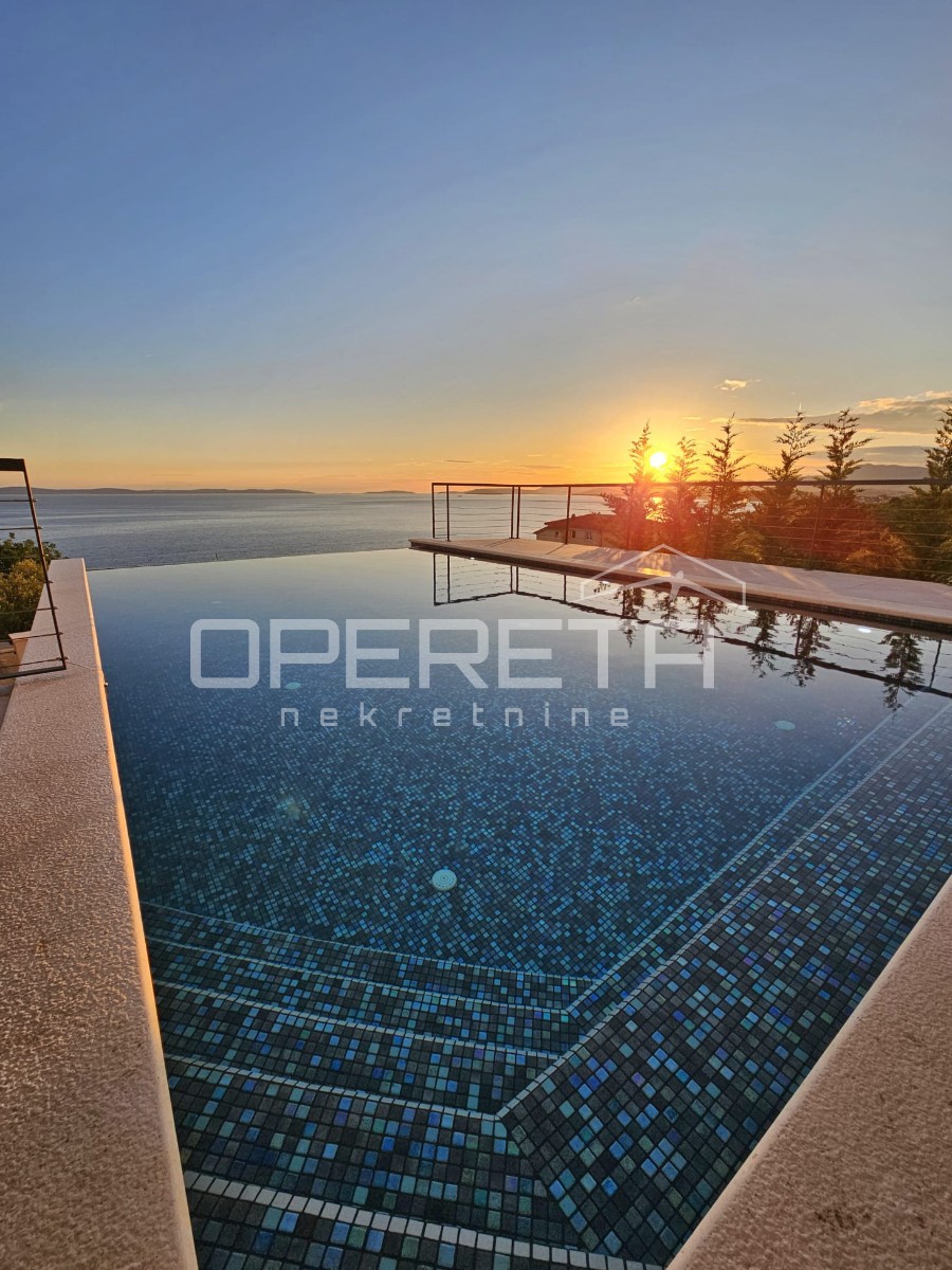 Podstrana, nei dintorni di Spalato, esclusiva villa privata 4BDR con vista mare di 180 gradi, piscina e servizi.