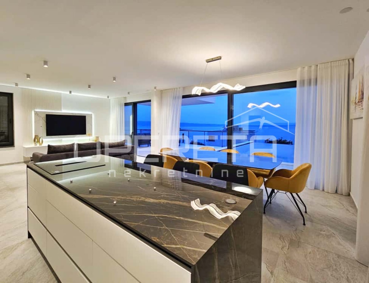 Podstrana, nei dintorni di Spalato, esclusiva villa privata 4BDR con vista mare di 180 gradi, piscina e servizi.