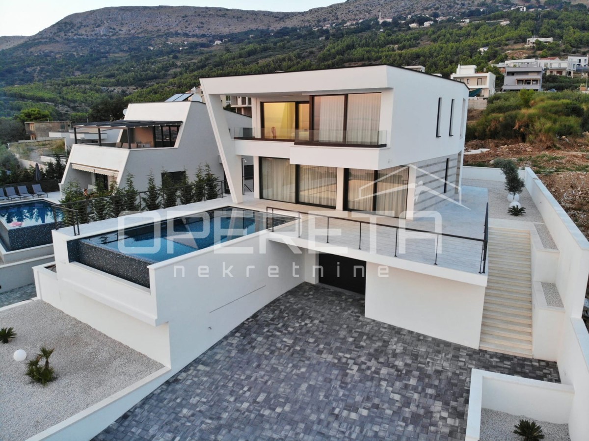 Podstrana, nei dintorni di Spalato, esclusiva villa privata 4BDR con vista mare di 180 gradi, piscina e servizi.