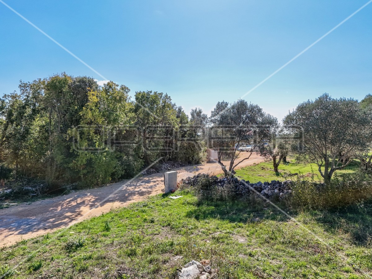 Terreno edificabile a Peruški con progetto per una villa unifamiliare e permesso di costruzione - pronto per la costruzione!