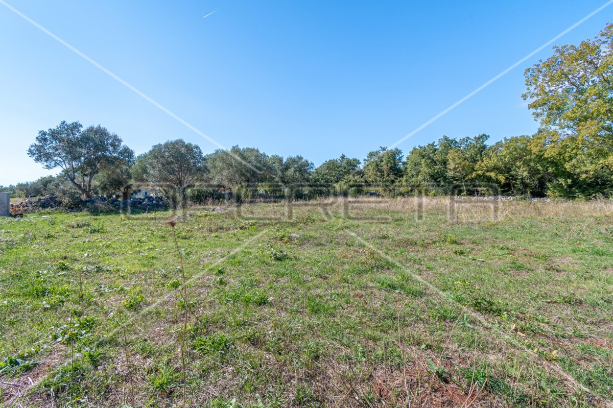 Terreno edificabile a Peruški con progetto per una villa unifamiliare e permesso di costruzione - pronto per la costruzione!