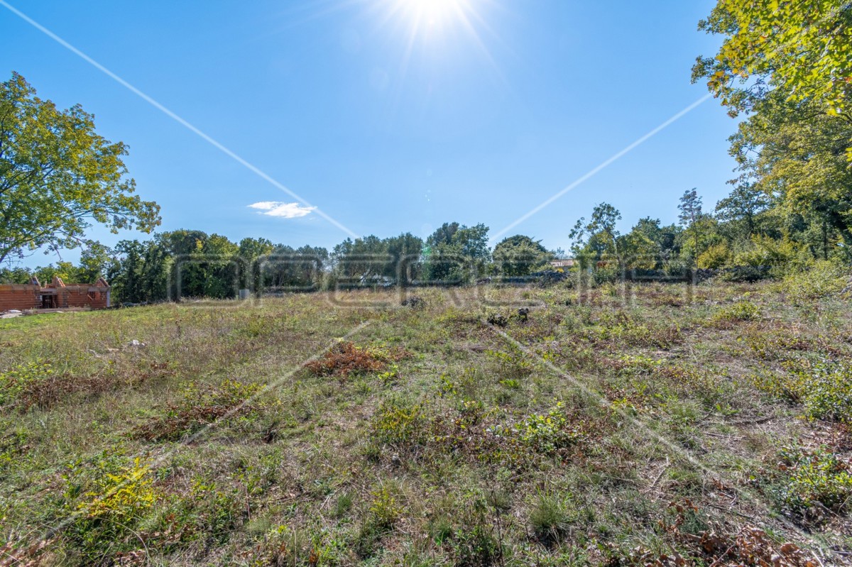 Terreno edificabile a Peruški con progetto per una villa unifamiliare e permesso di costruzione - pronto per la costruzione!