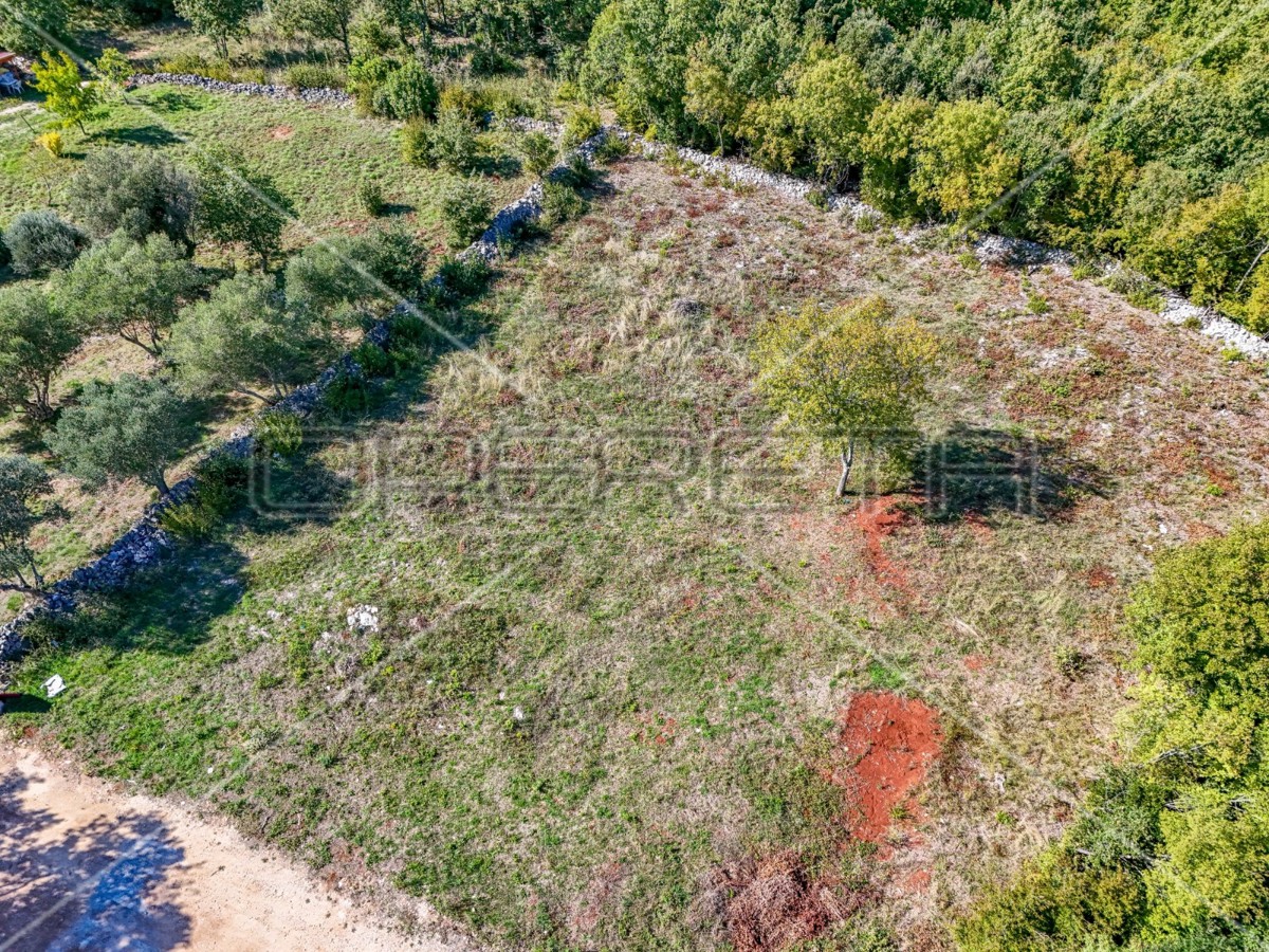 Terreno edificabile a Peruški con progetto per una villa unifamiliare e permesso di costruzione - pronto per la costruzione!