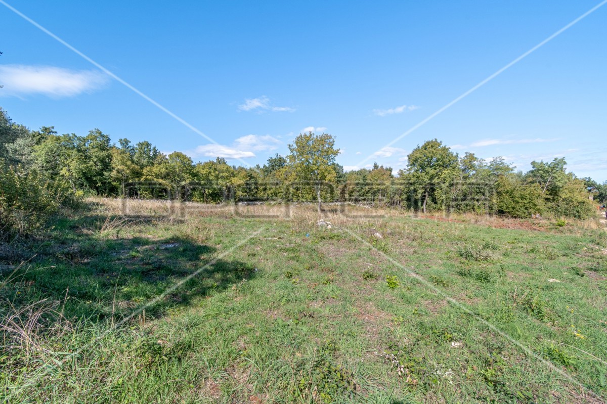 Terreno edificabile a Peruški con progetto per una villa unifamiliare e permesso di costruzione - pronto per la costruzione!