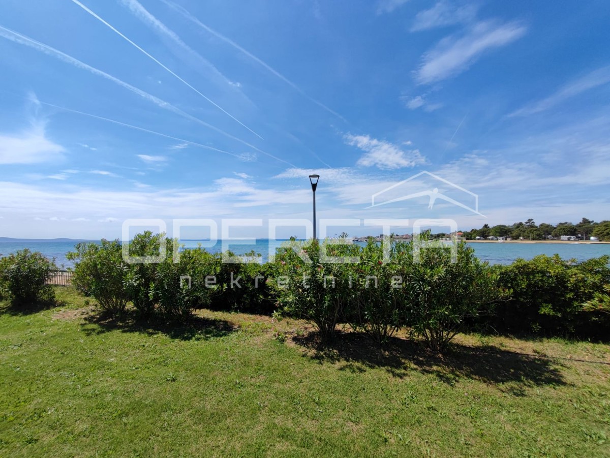 Occasione rara! – Terreno edificabile con accesso diretto a una spiaggia attrezzata, Privlaka