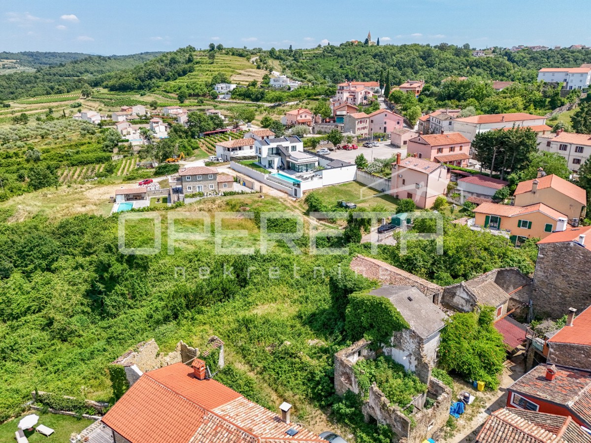 Istria, Momjan – Terreno di 592 m² con rovine e vista aperta
