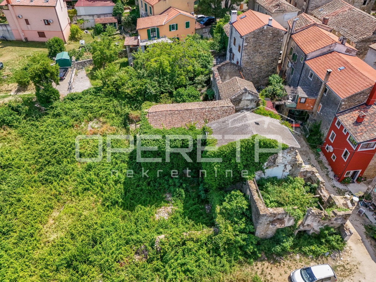 Istria, Momjan – Terreno di 592 m² con rovine e vista aperta