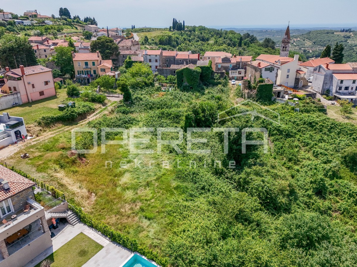 Istria, Momjan – Terreno di 592 m² con rovine e vista aperta