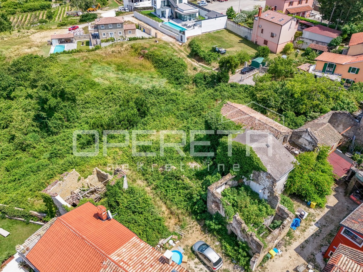 Istria, Momjan – Terreno di 592 m² con rovine e vista aperta