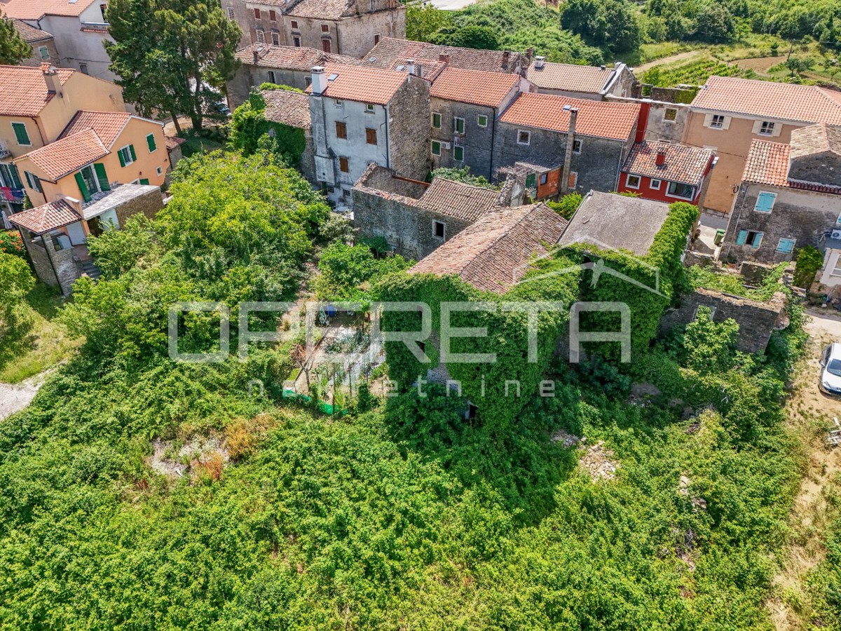 Istria, Momjan – Terreno di 592 m² con rovine e vista aperta