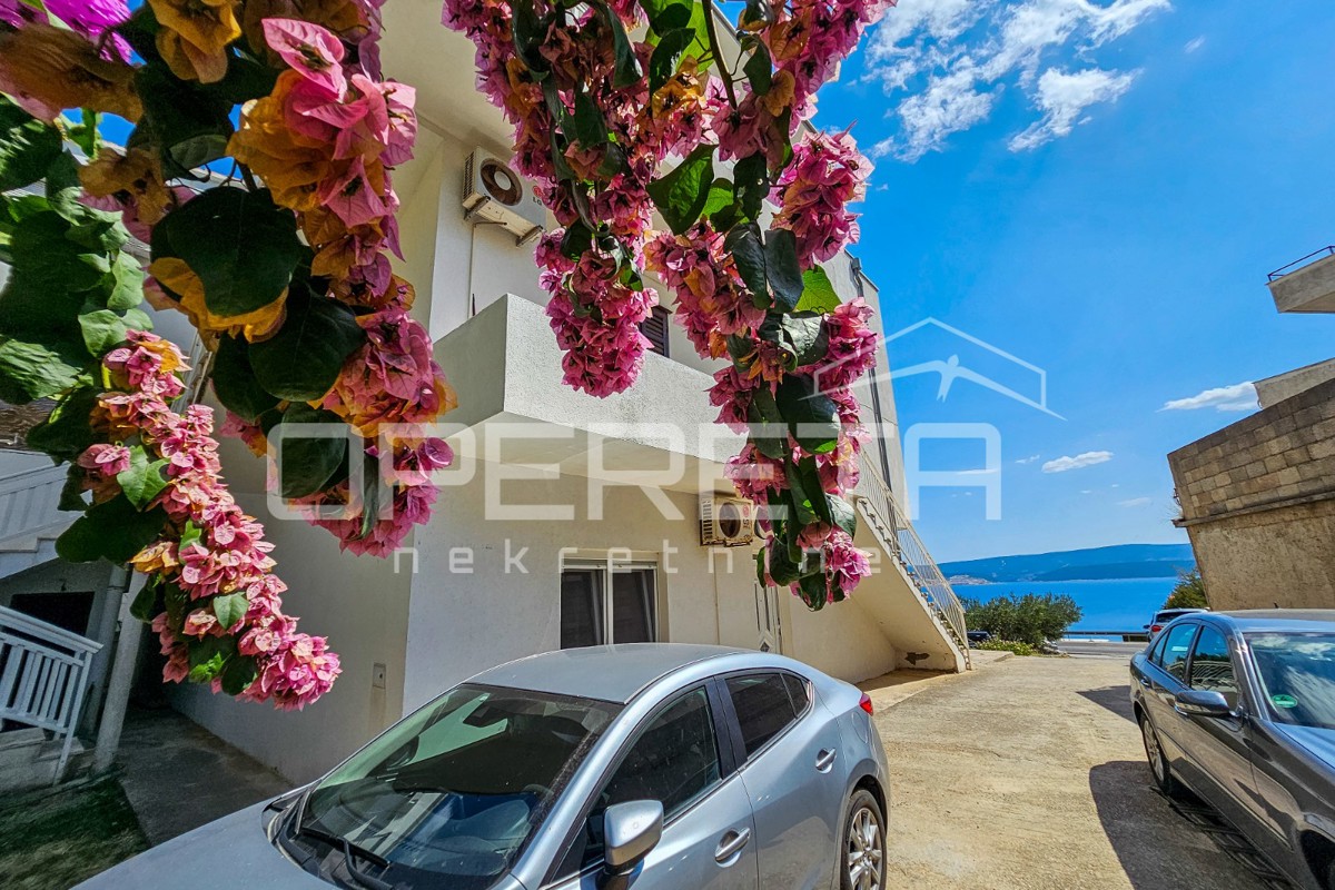 Appartamento per vivere o investimento vicino a Omiš e splendide baie