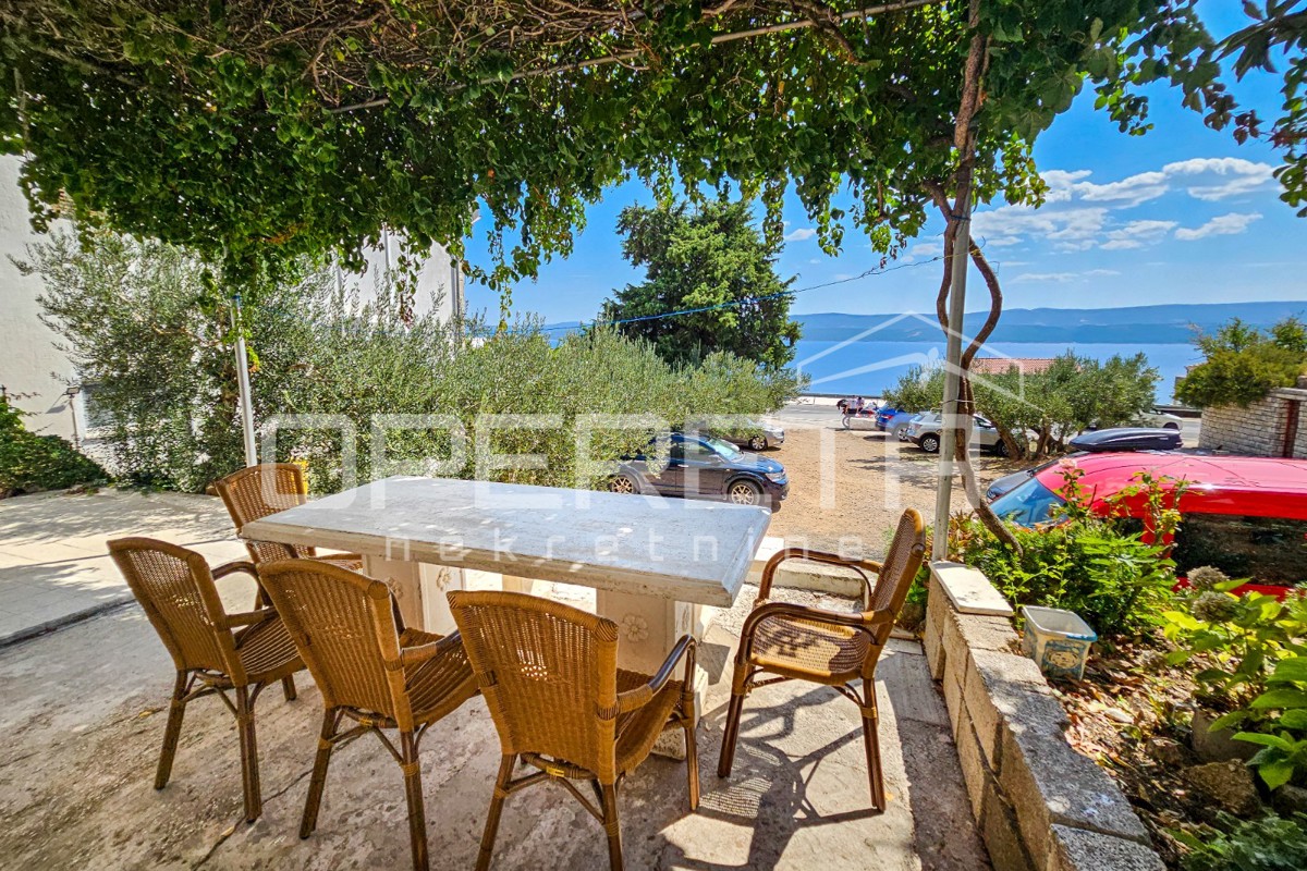 Appartamento per vivere o investimento vicino a Omiš e splendide baie