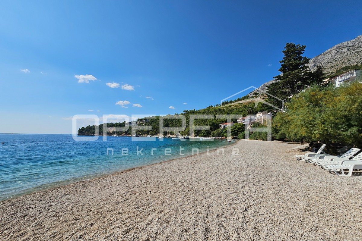 Appartamento per vivere o investimento vicino a Omiš e splendide baie