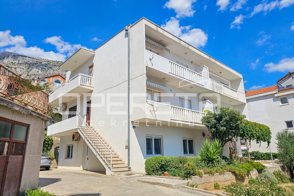 Appartamento per vivere o investimento vicino a Omiš e splendide baie