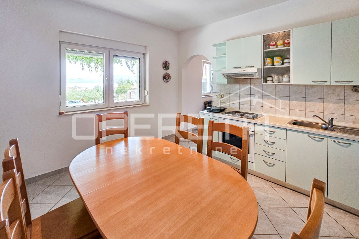 Appartamento per vivere o investimento vicino a Omiš e splendide baie