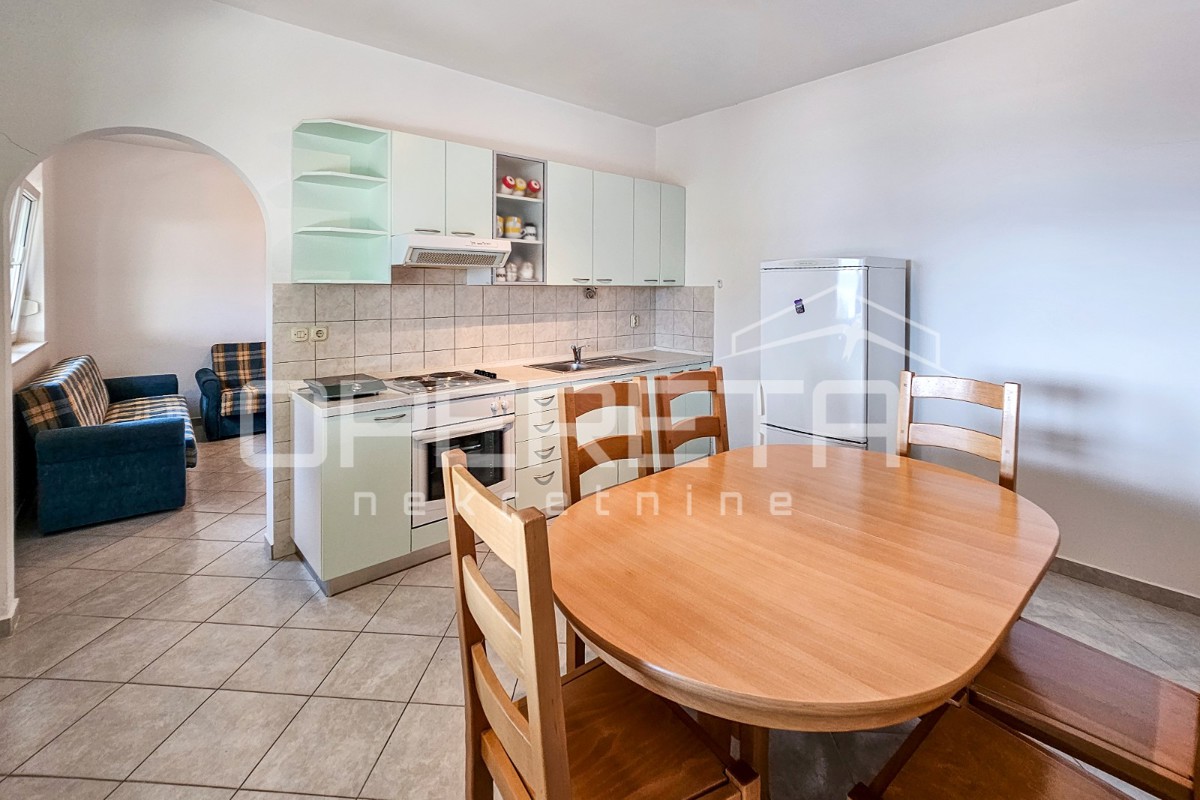 Appartamento per vivere o investimento vicino a Omiš e splendide baie