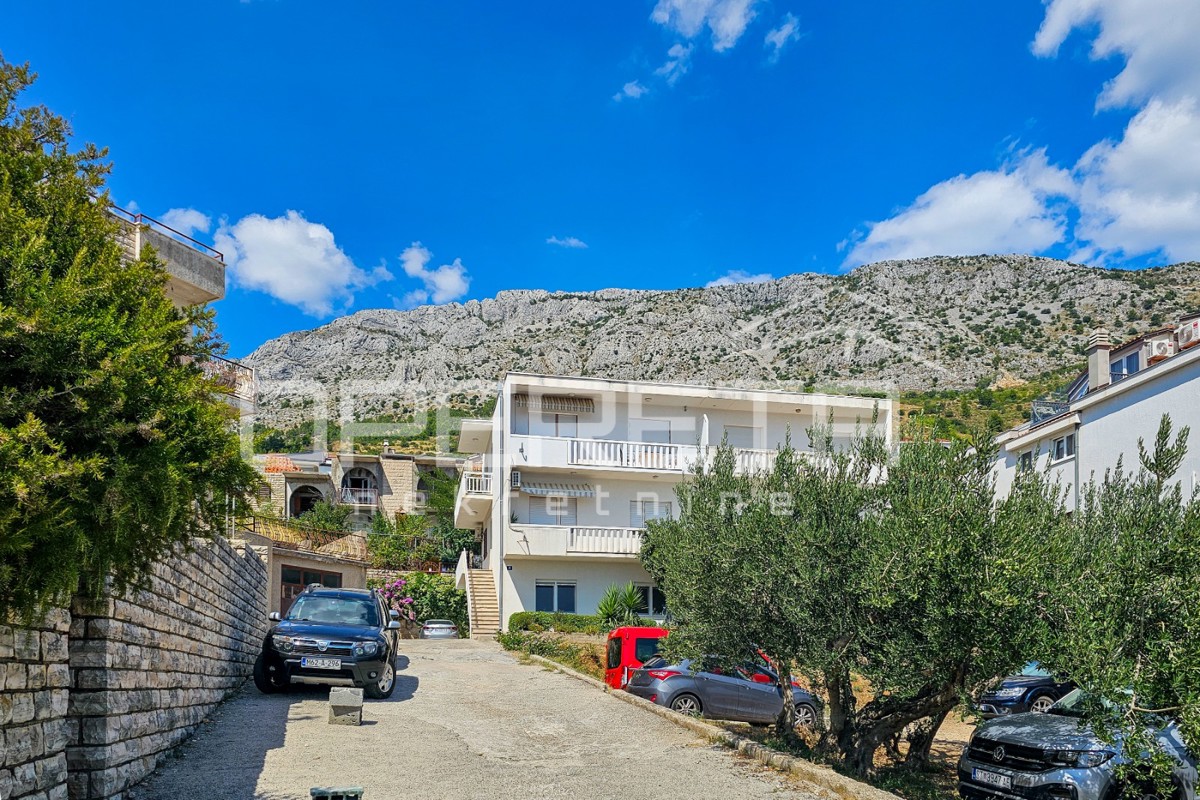 Appartamento per vivere o investimento vicino a Omiš e splendide baie