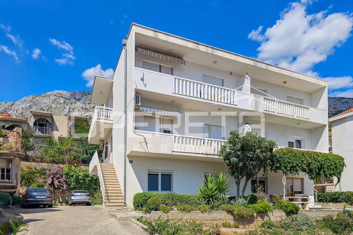 Appartamento per vivere o investimento vicino a Omiš e splendide baie