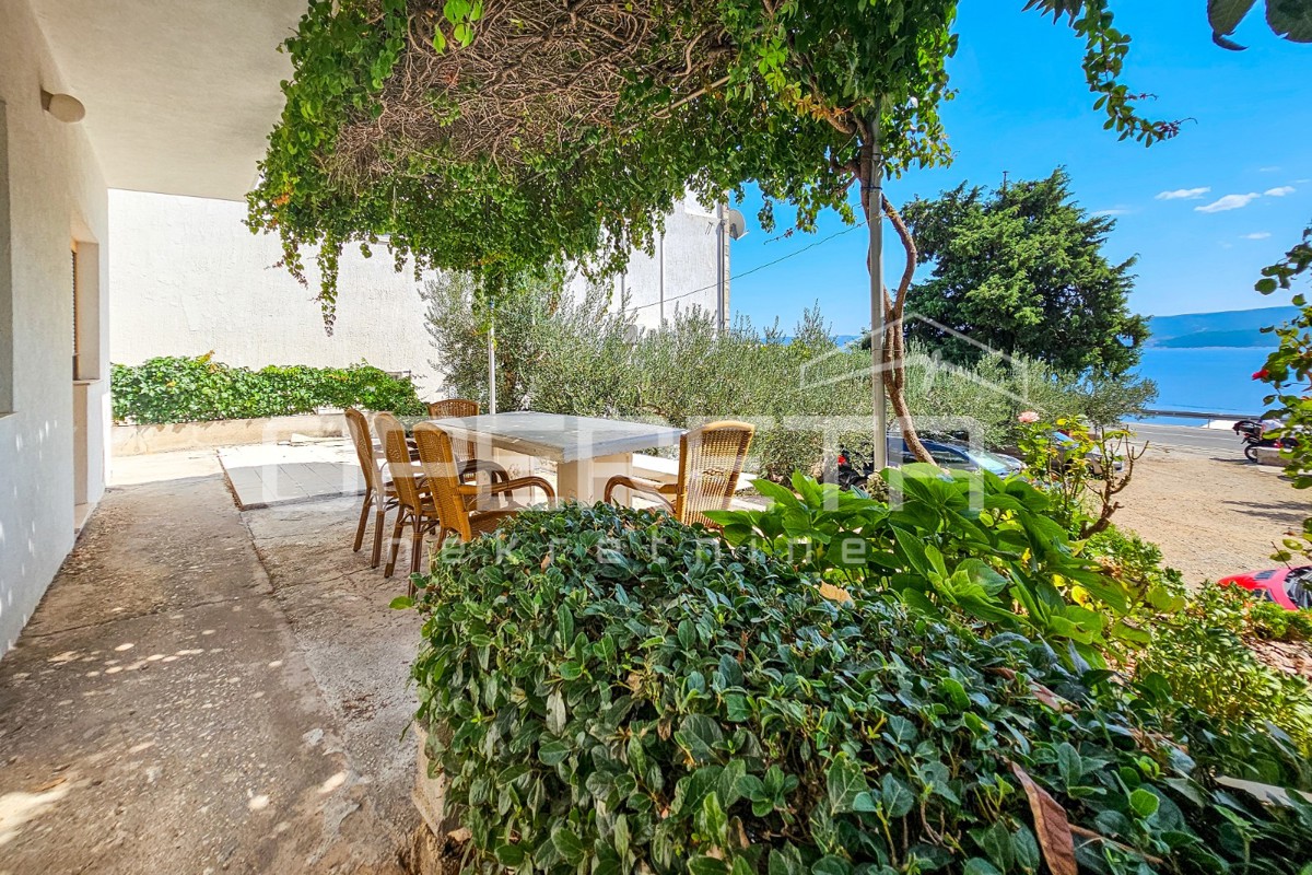 Appartamento per vivere o investimento vicino a Omiš e splendide baie