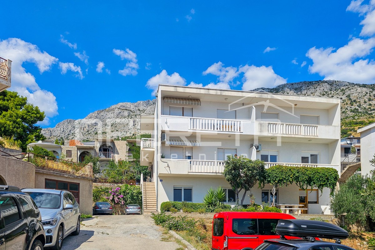 Appartamento per vivere o investimento vicino a Omiš e splendide baie