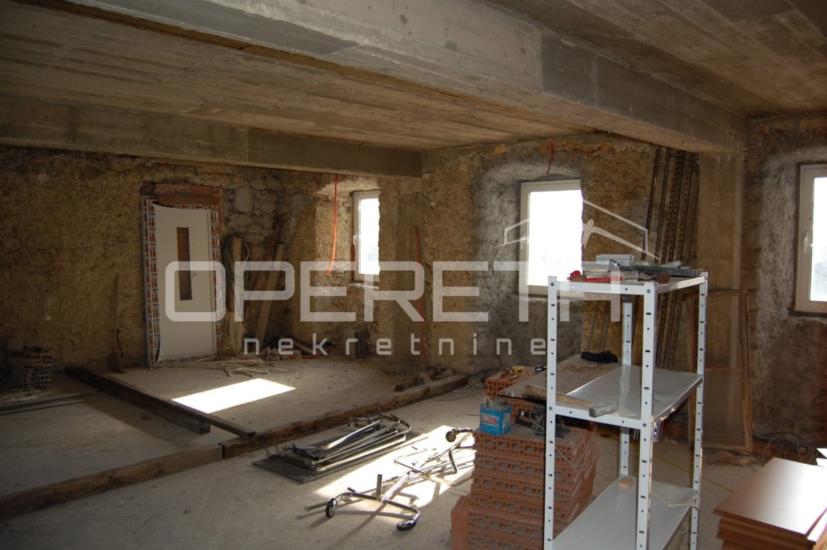 Casa con due appartamenti e grande giardino nel centro di Drniš